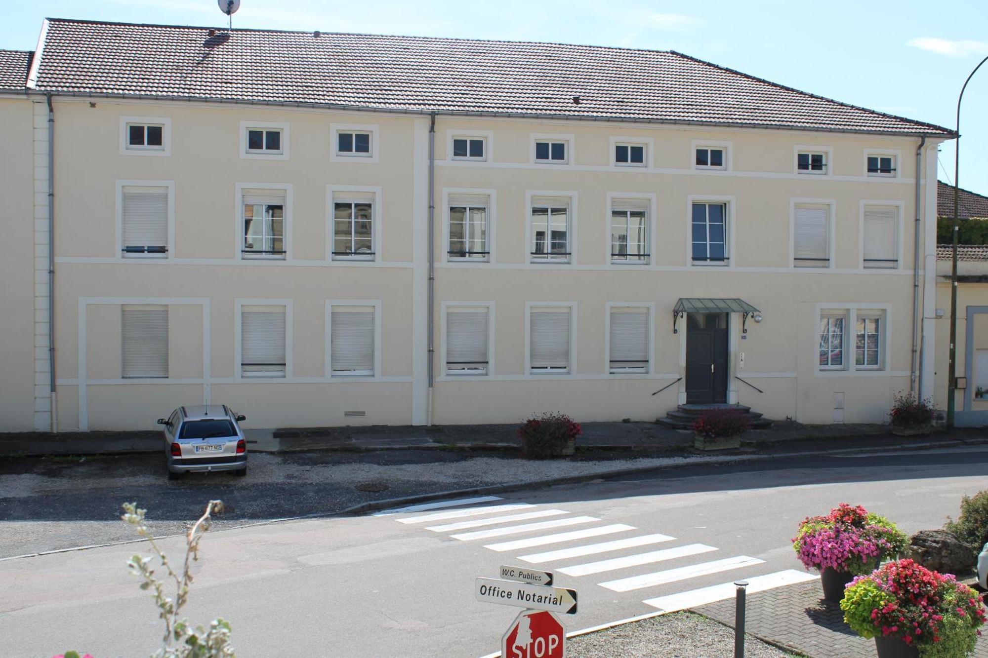 Le Commerce Dompaire Exterior photo